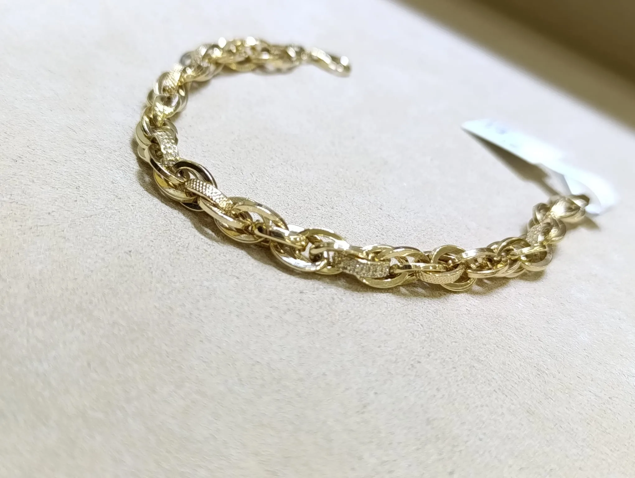 Hallow İşlemeli Bileklik