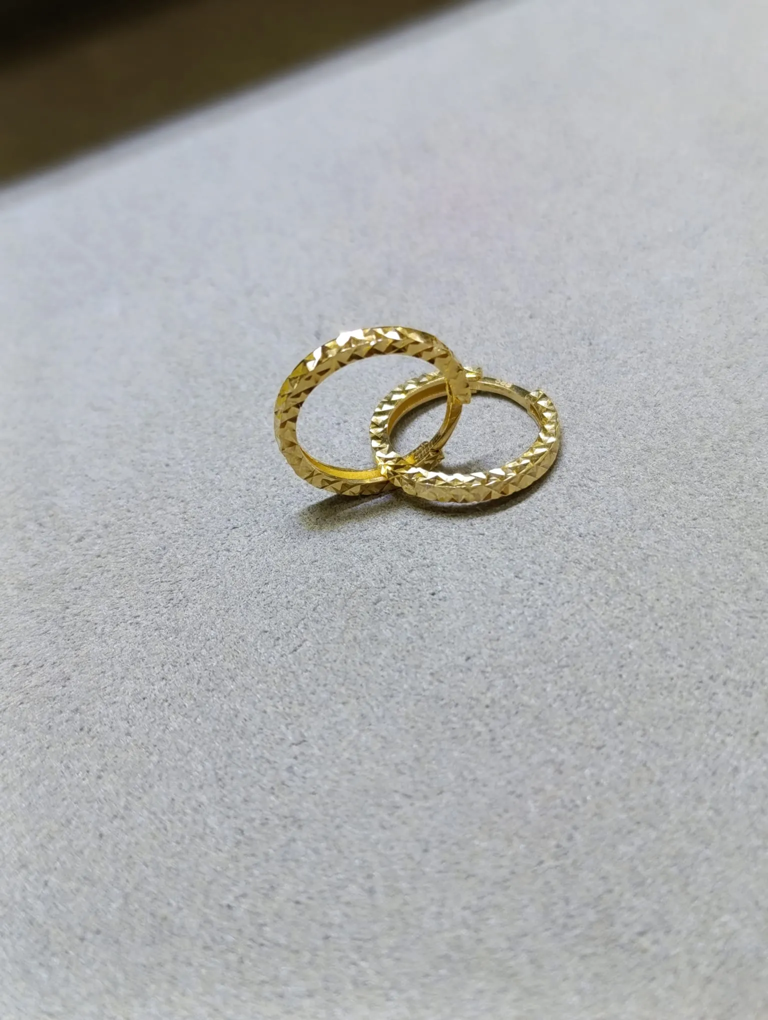 Elmas Kalem İşlemeli Halka Küpe 