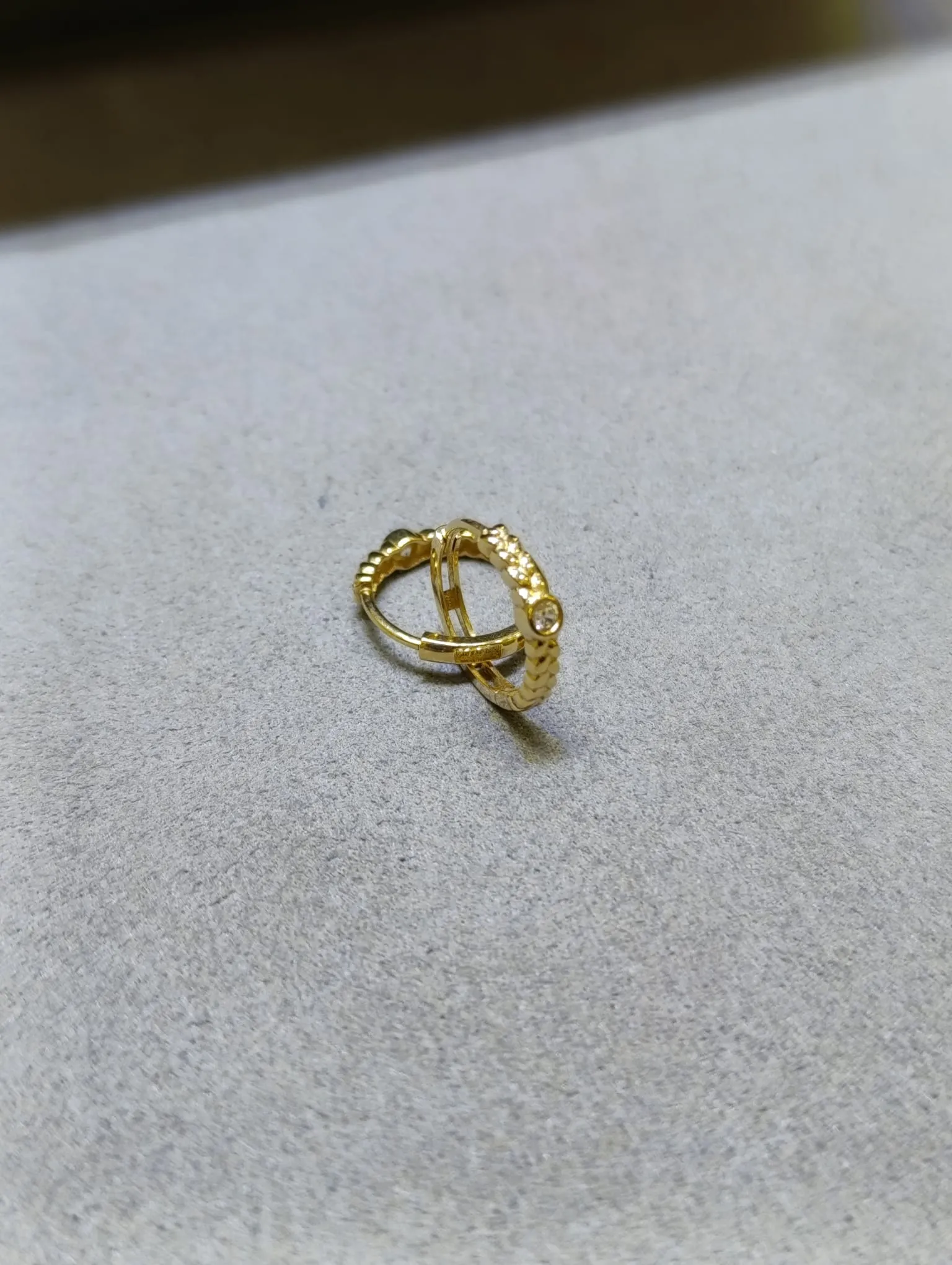 Ortası Taşlı İşlemeli Halka Küpe 