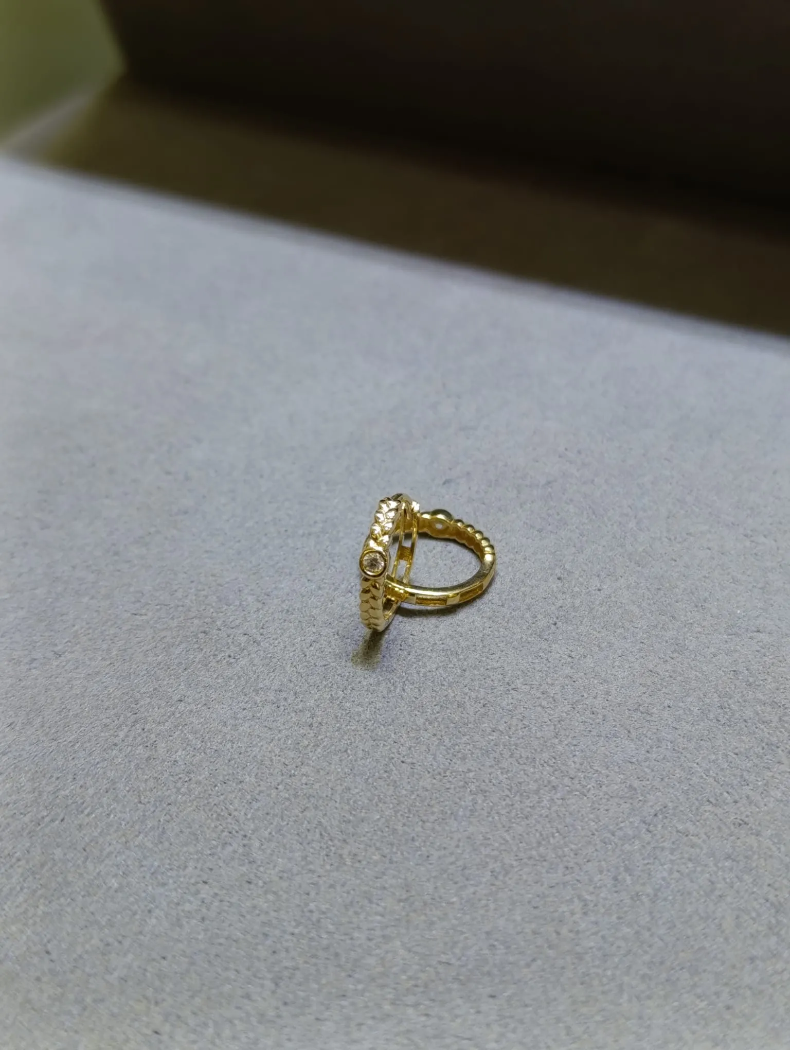 Ortası Taşlı İşlemeli Halka Küpe 