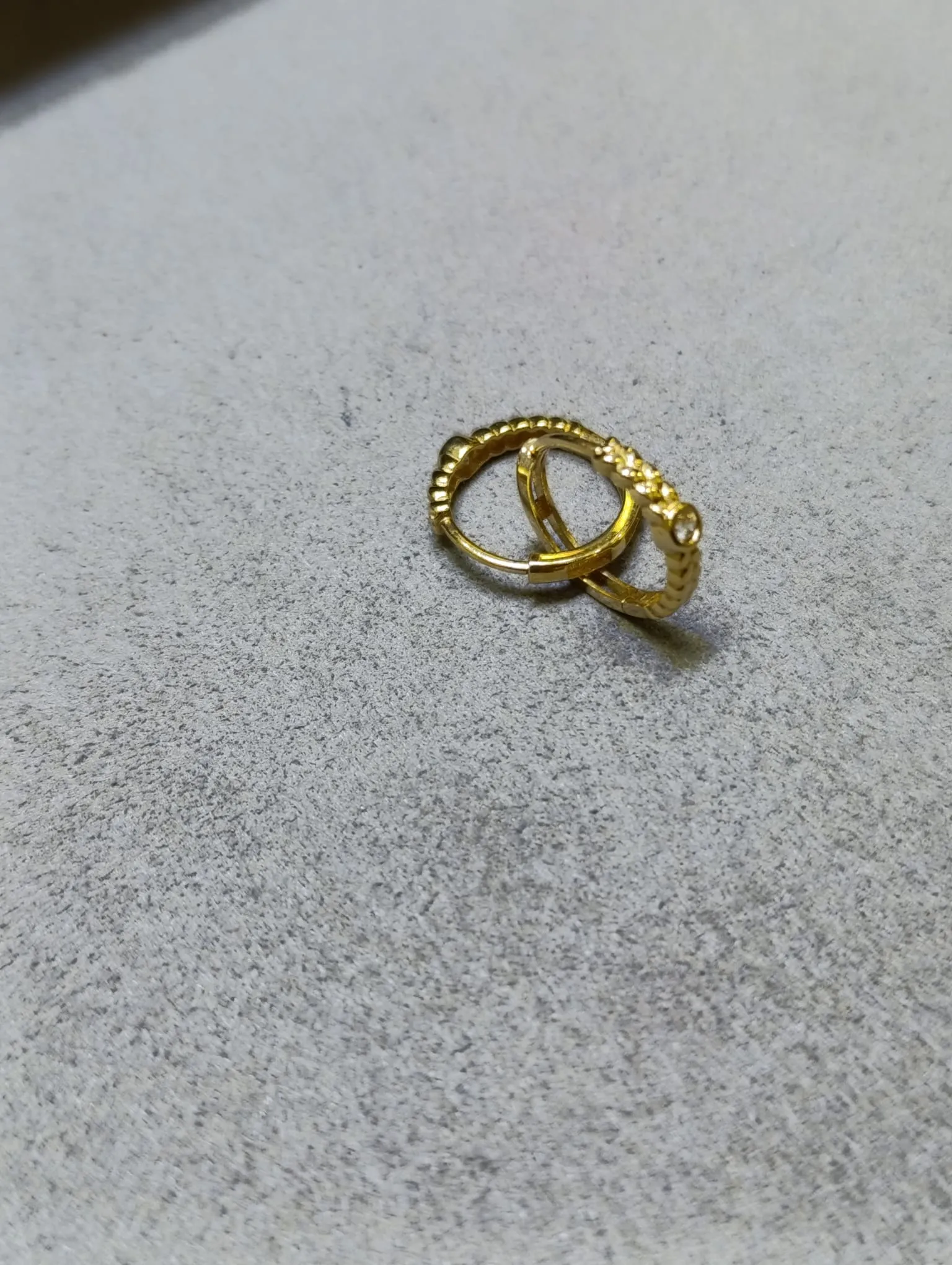 Ortası Taşlı İşlemeli Halka Küpe 