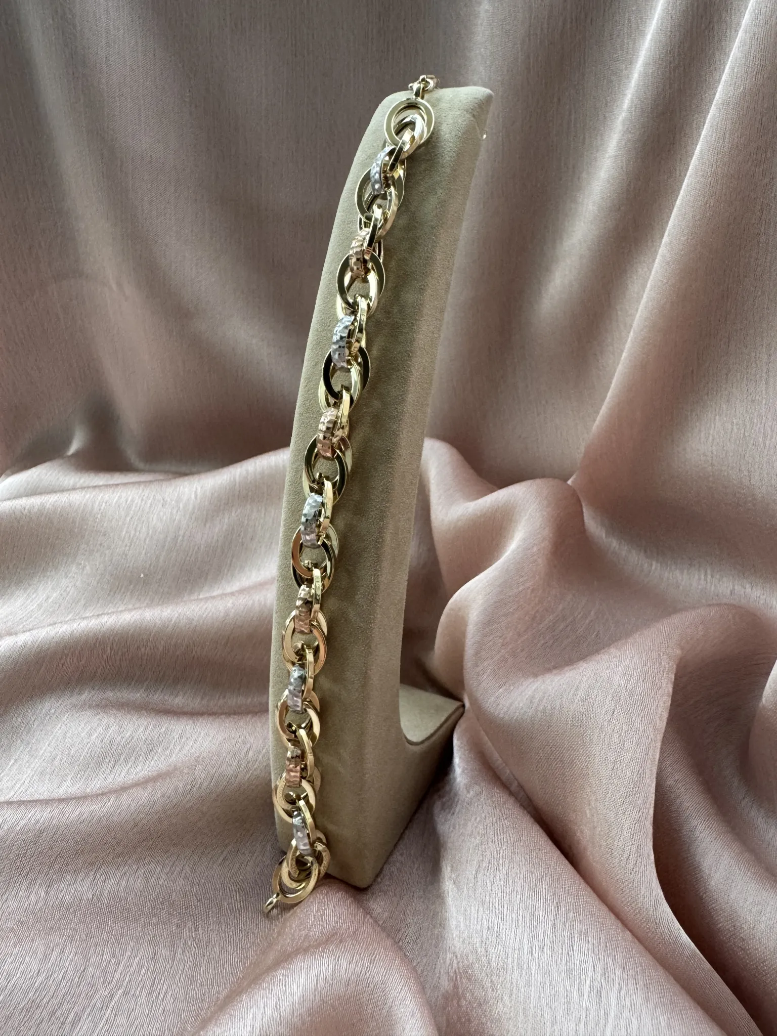 Beyaz-Rose İşlemeli Hallow Bileklik 