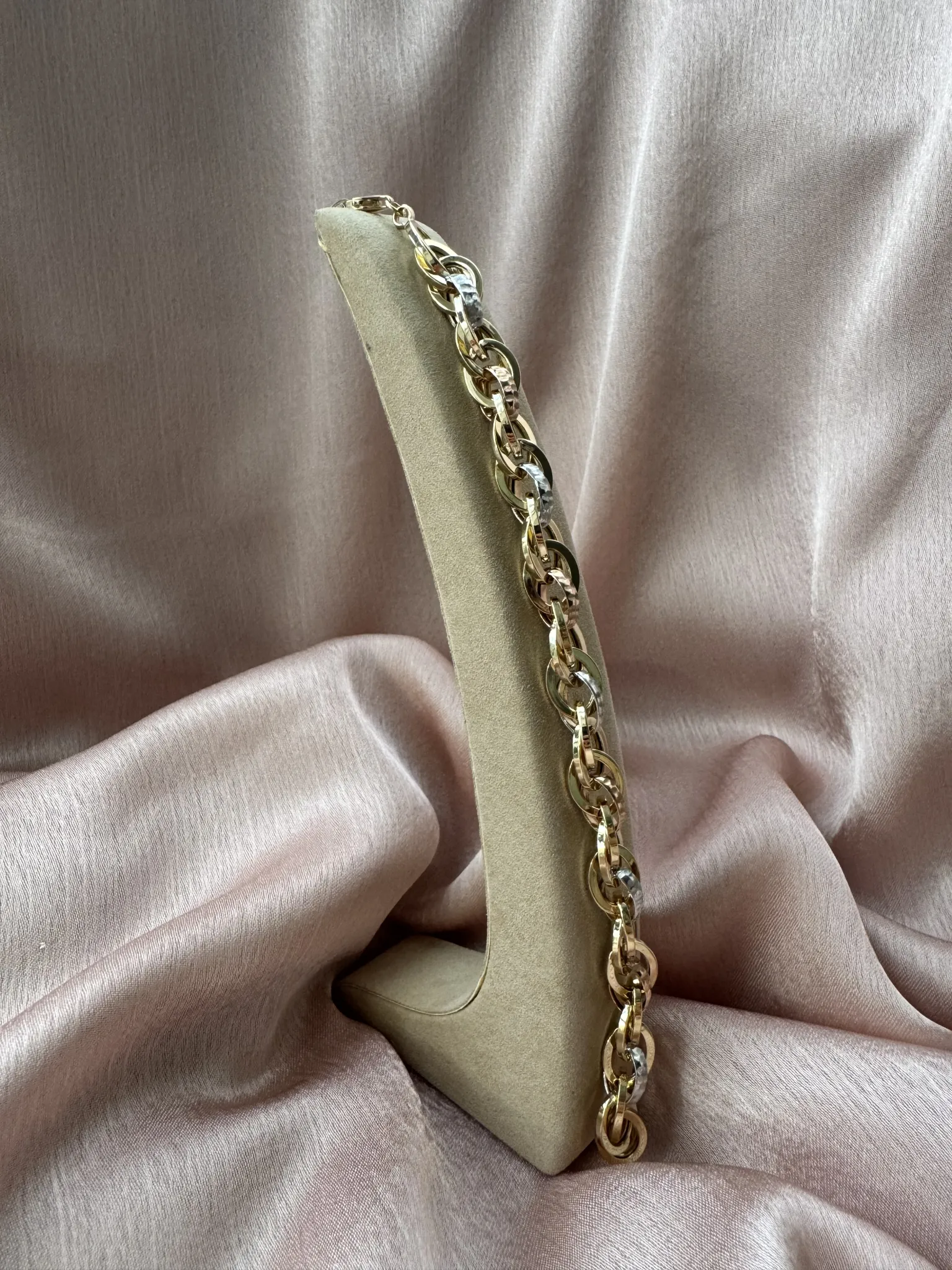 Beyaz-Rose İşlemeli Hallow Bileklik 