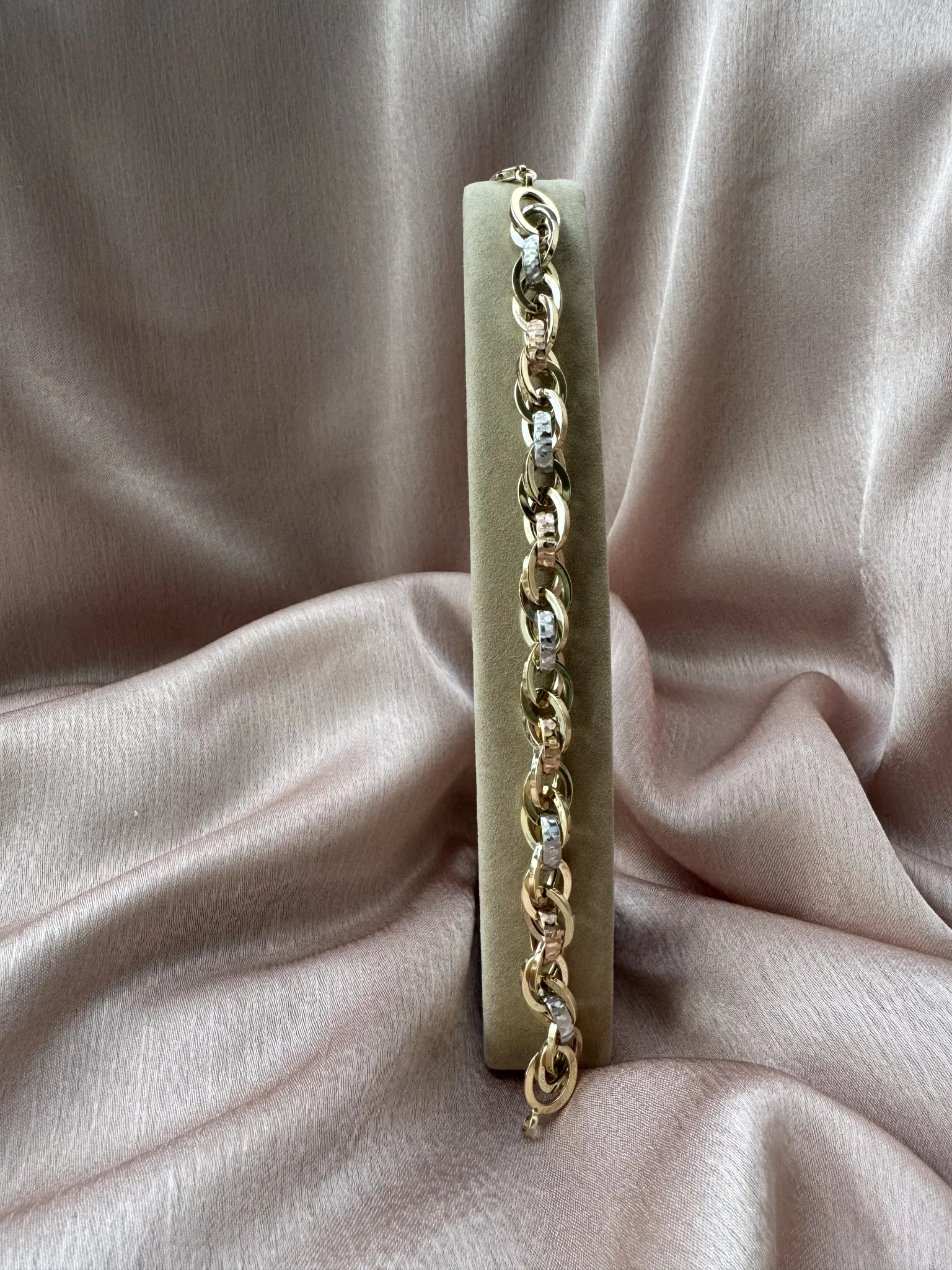 Beyaz-Rose İşlemeli Hallow Bileklik 