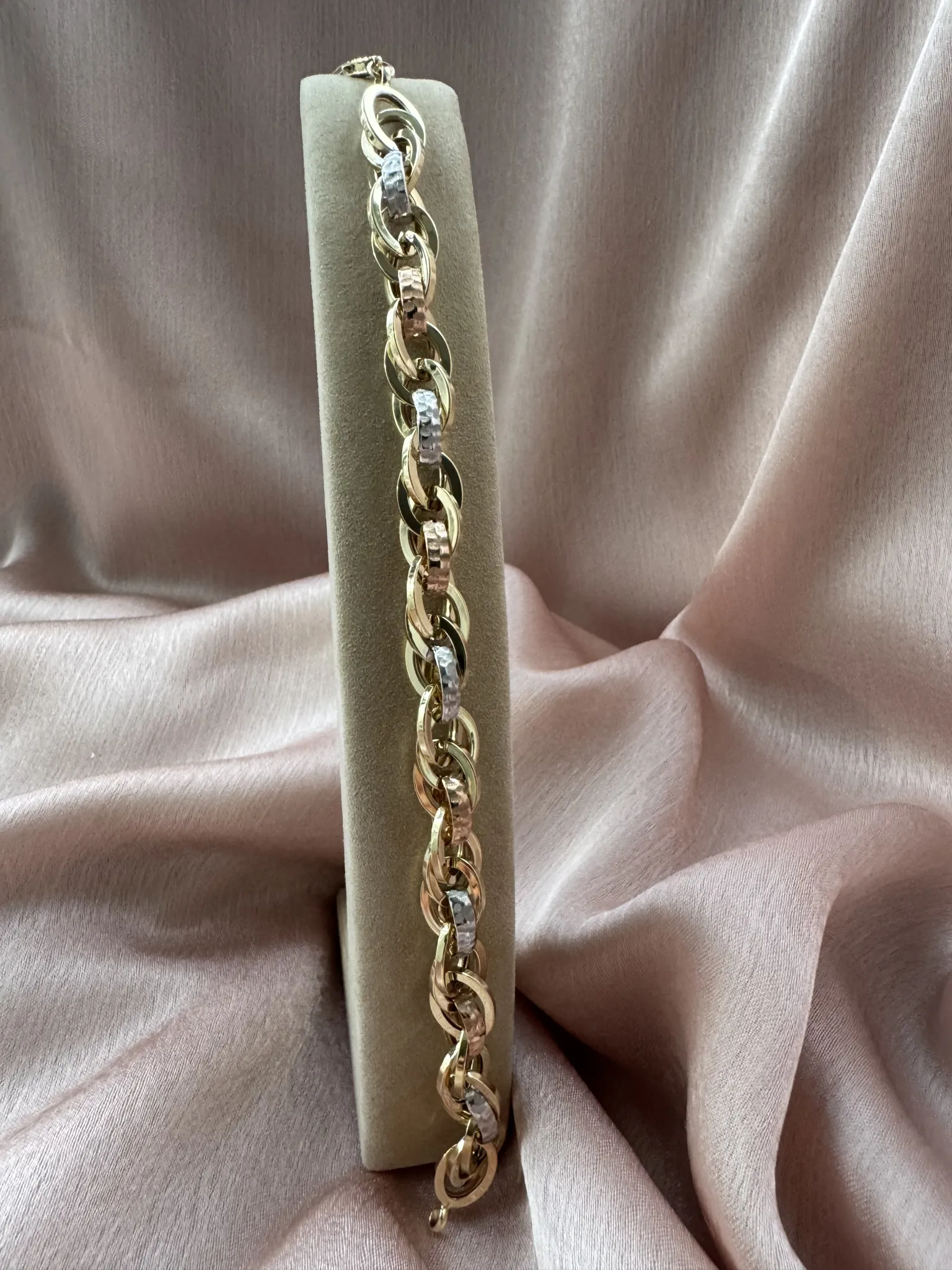 Beyaz-Rose İşlemeli Hallow Bileklik 