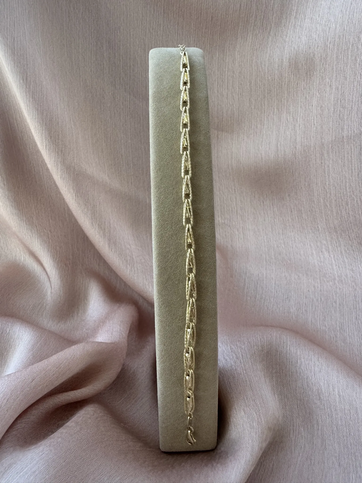 İşlemeli Damla Bileklik 