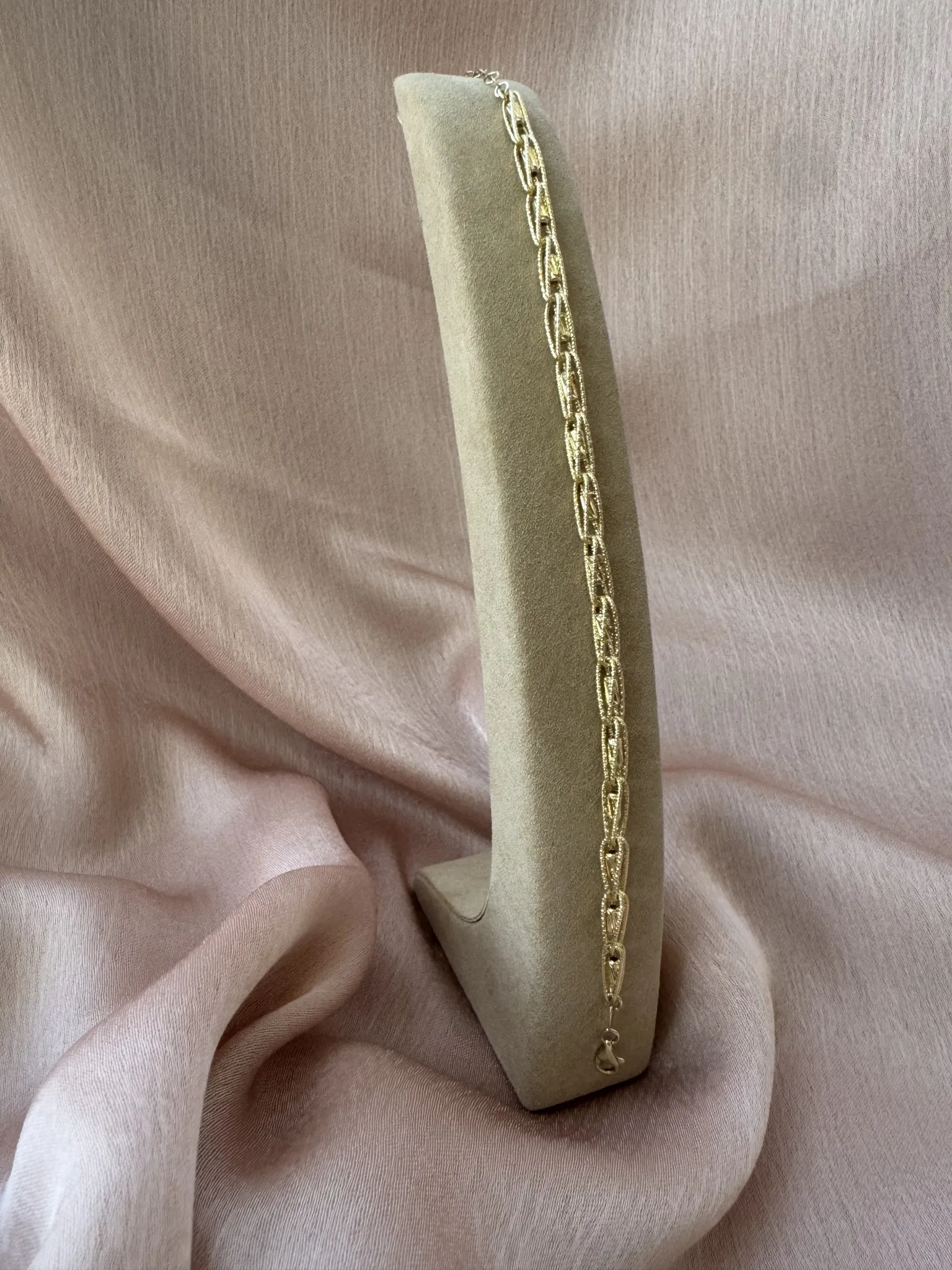 İşlemeli Damla Bileklik 