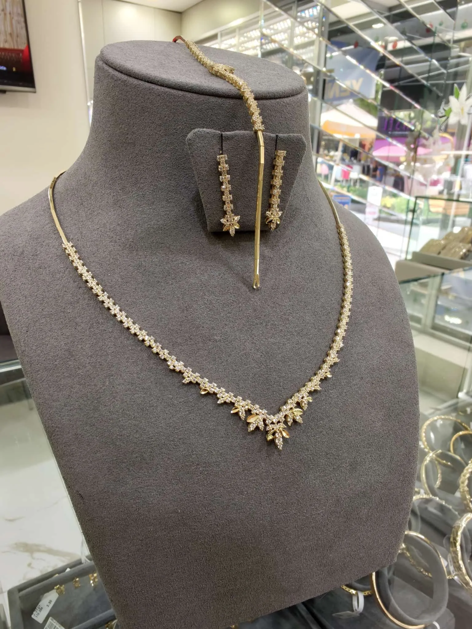 Çicek Desenli Zarif Set