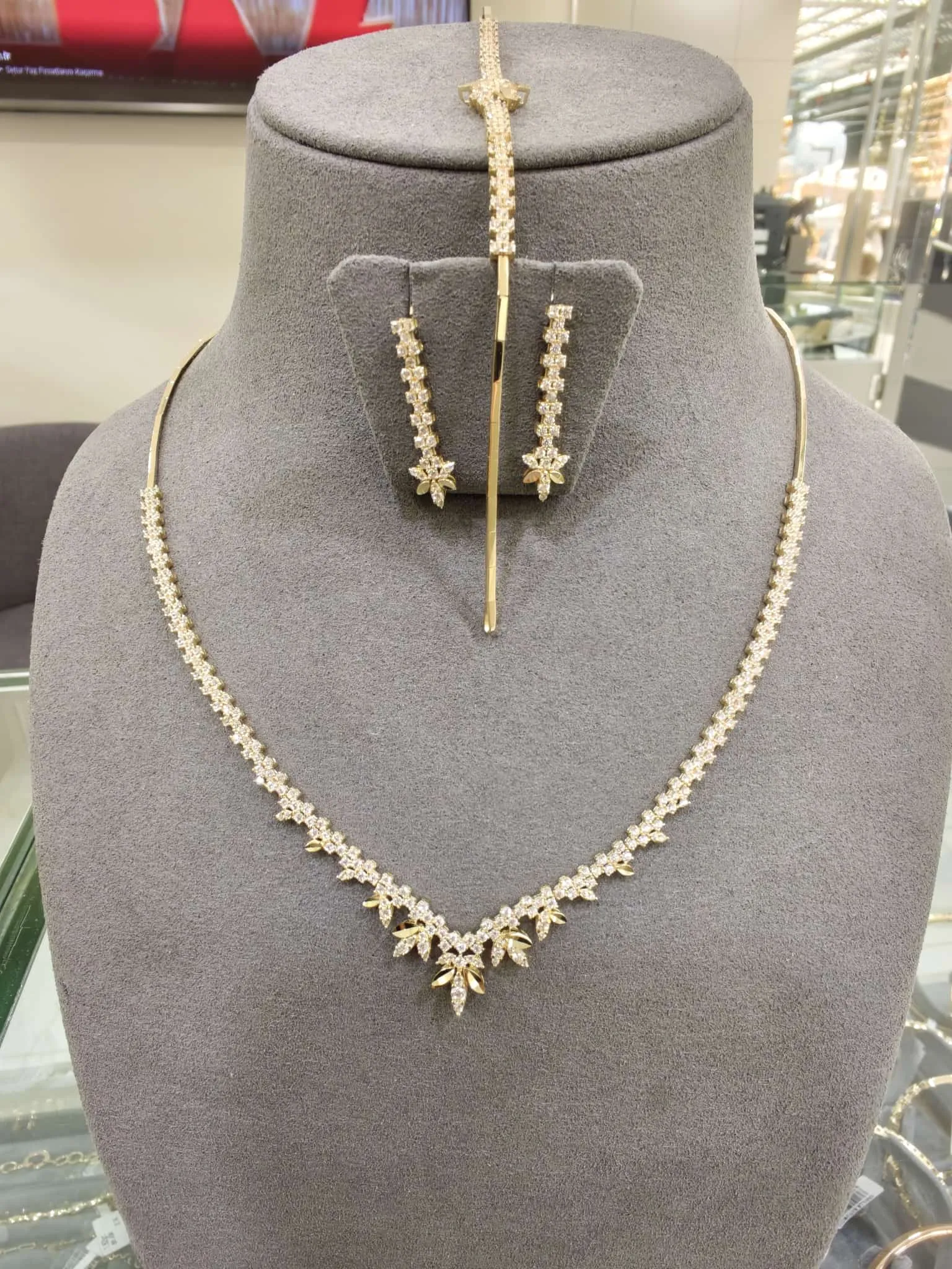 Çicek Desenli Zarif Set